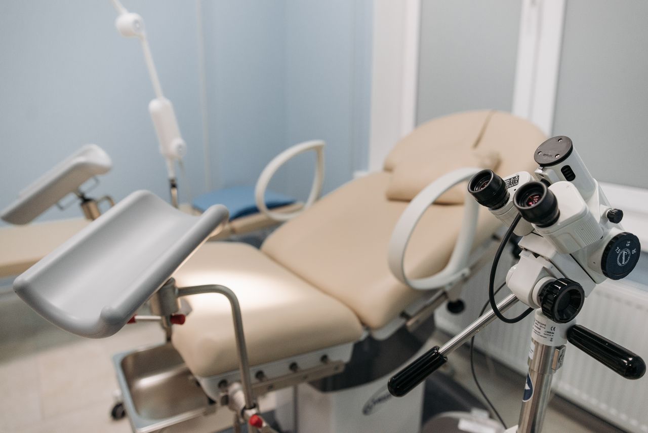 services-04 A sterile and well-equipped medical examination room with a focus on precision instruments.